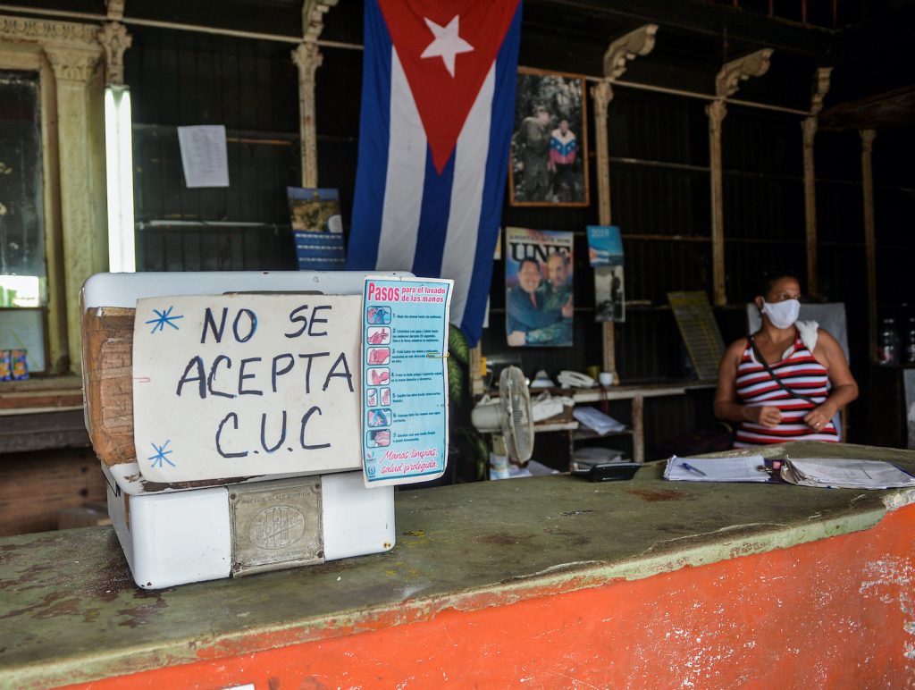 Un cartello avverte che non si accettano Cuc in un negozio all’Havana (AFP)