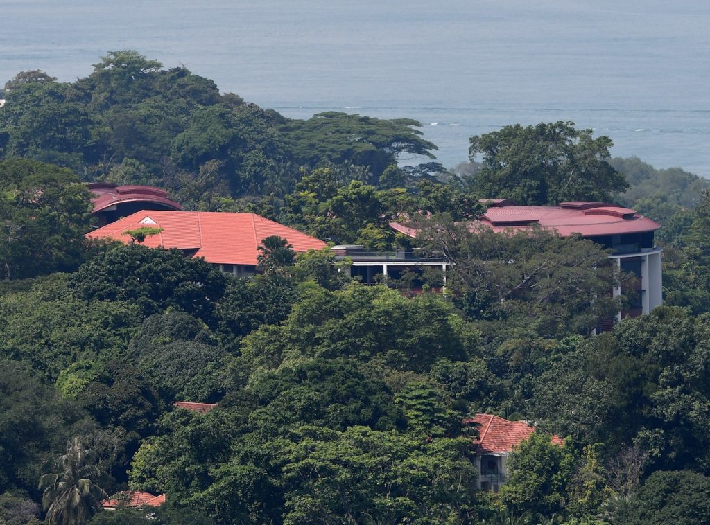 Il Capella Hotel, luogo del summit, è immerso nel verde dell’isola di Sentosa (AFP)