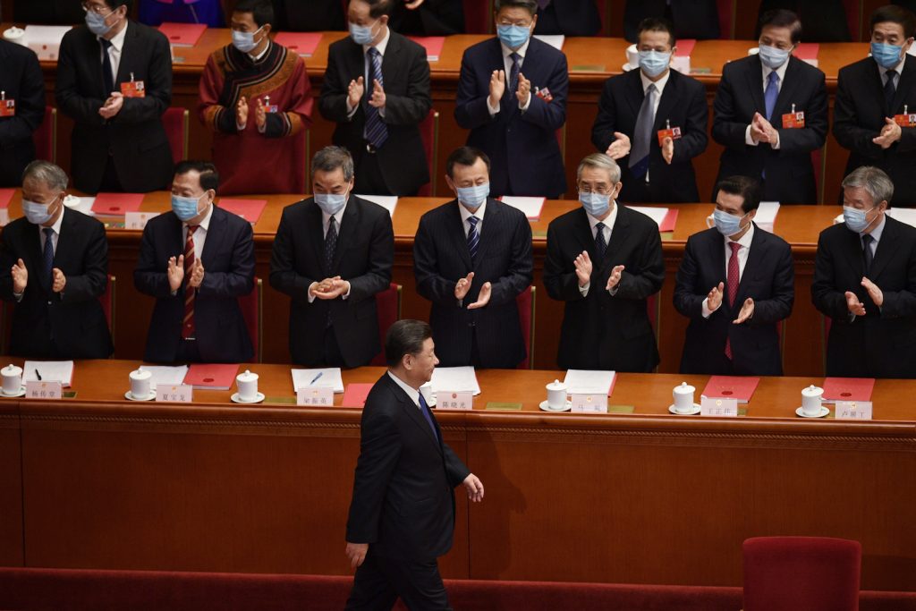 Il presidente cinese Xi lascia la sala del Congresso applaudito dagli alti dirigenti del partito (AFP)