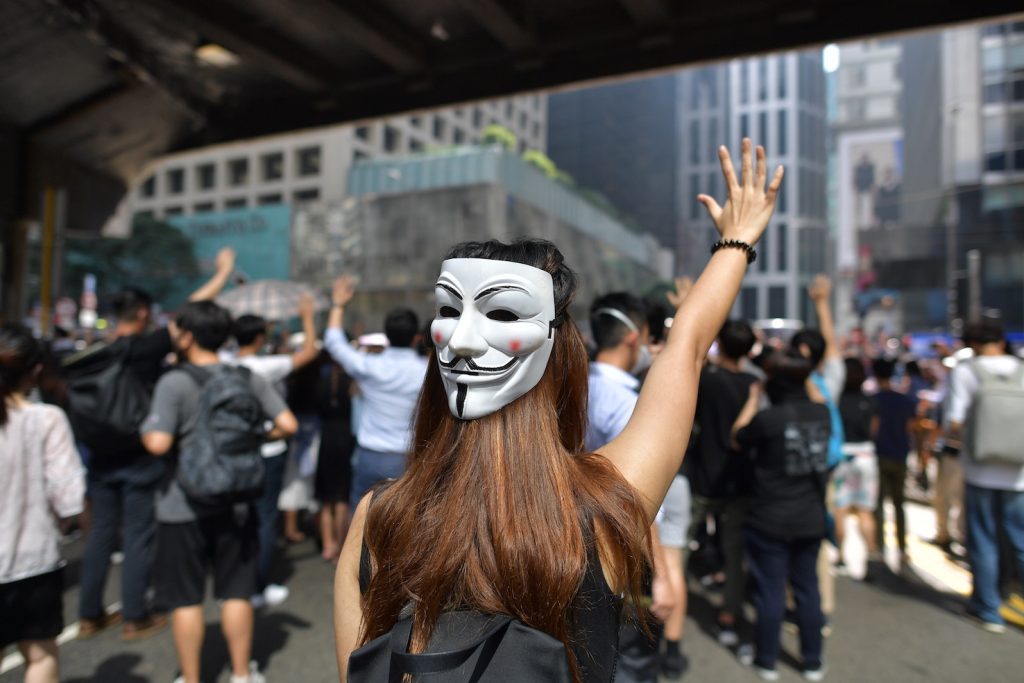 Giovani in piazza a Hong Kong manifestano contro il disegno di legge sull’estradizione (AFP)