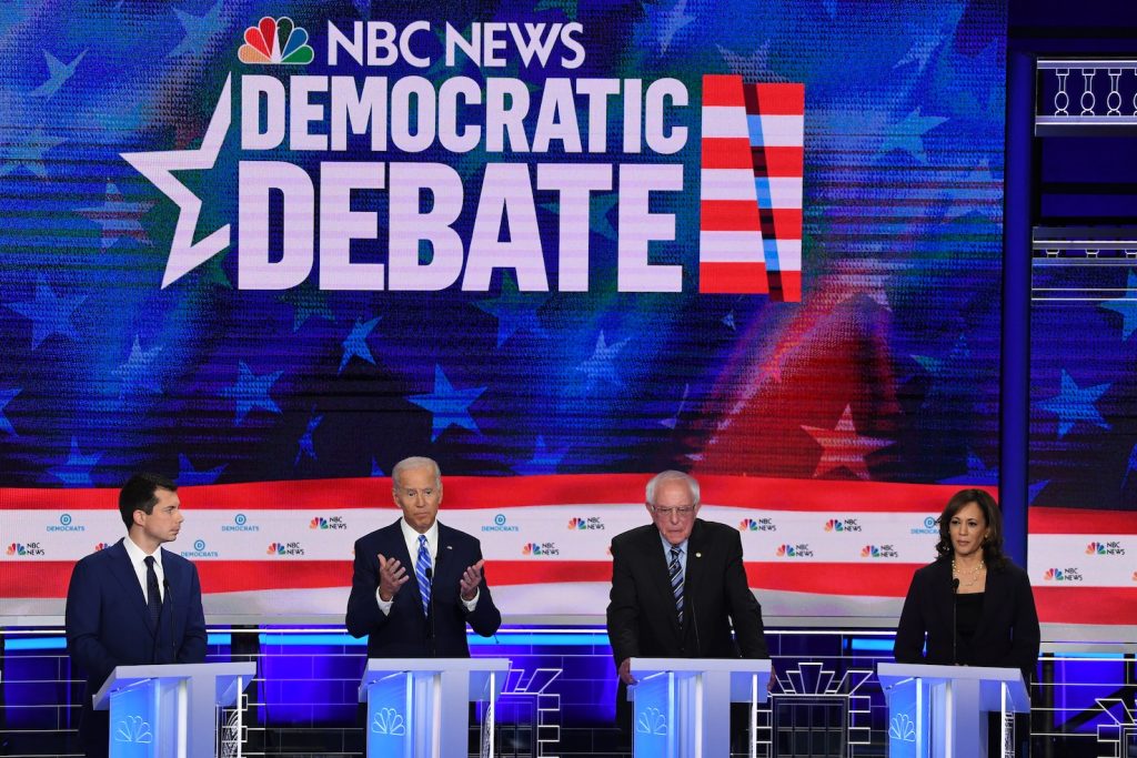 Secondo da sinistra, Joe Biden, Bernie Sanders e Kamala Harris (AFP)