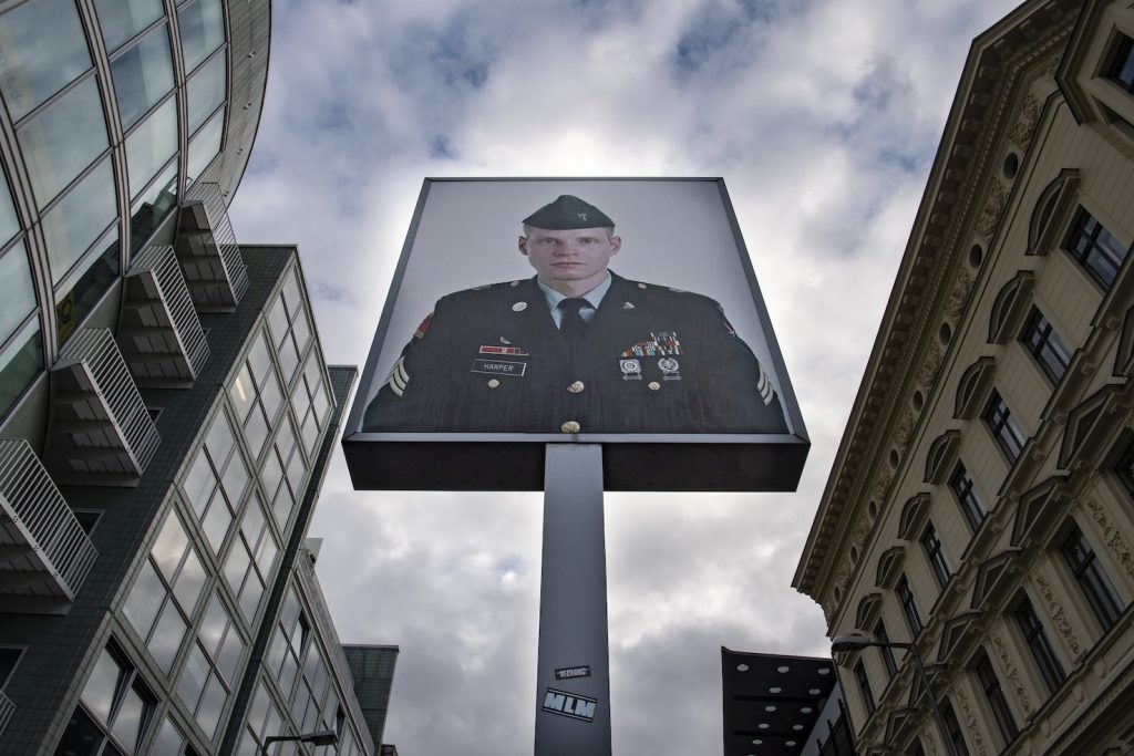 La foto di un soldato Usa al Checkpoint Charlie a Berlino testimonia la vecchia divisione fra Est e Ovest (AFP)