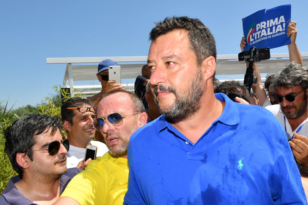Matteo Salvini durante una tappa del suo tour estivo in giro per l’Italia, soprattutto nel Centro e nel Sud (AFP)