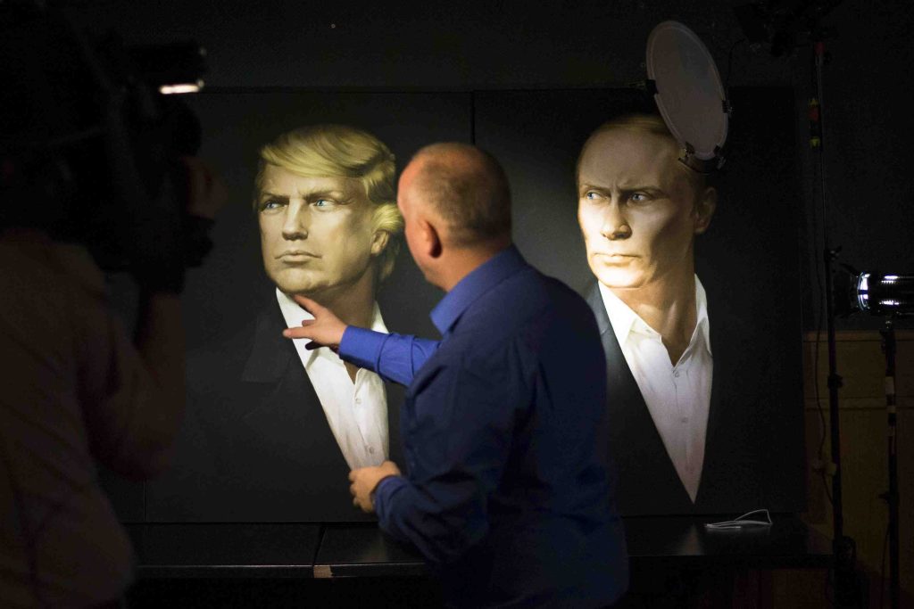 I ritratti di Donald Trump e Vladimir Putin durante una trasmissione televisiva a Mosca (Keystone)