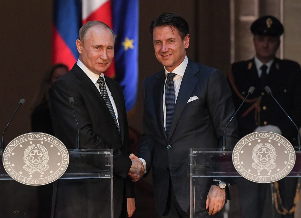 Il presidente russo Vladimir Putin durante la sua recente visita in Italia, qui insieme a Giuseppe Conte (AFP)