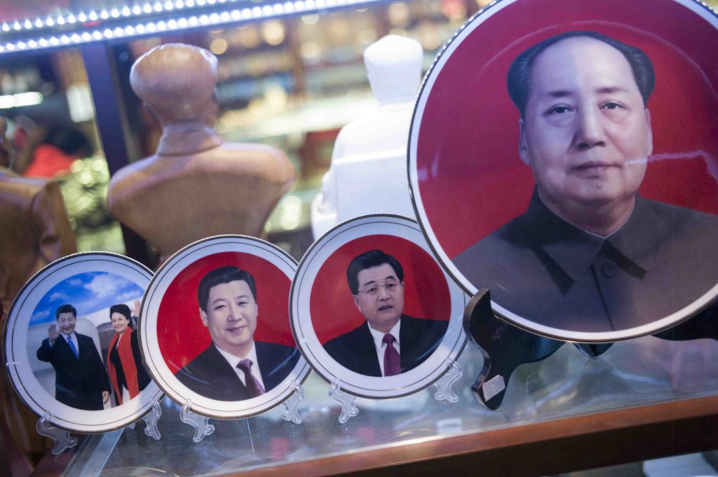 I volti dei leader cinesi, con Mao in primo piano, su vasellame in vendita a Beijing (AFP)
