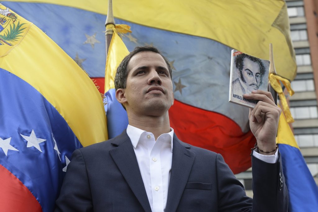Il leader dell’opposizione Juan Guaidó si autoproclama presidente (AFP)