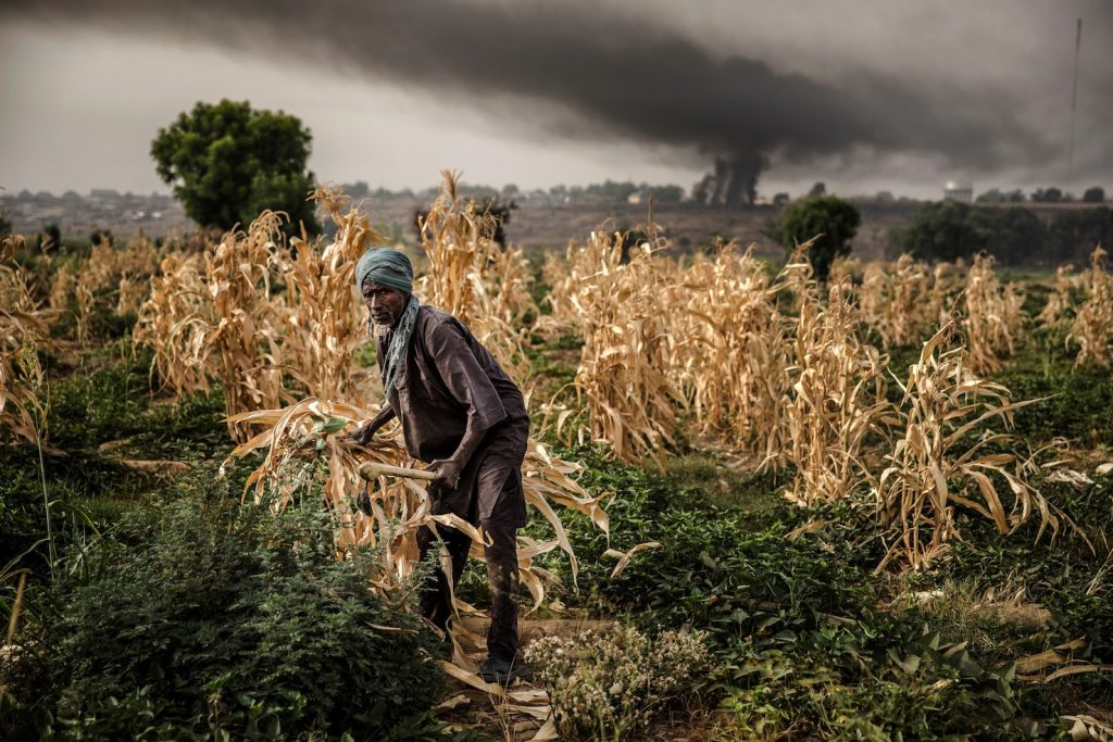 Un agricoltore della Nigeria, dove gli scontri etnici, soprattutto al Nord, hanno riacutizzato le rivalità (AFP)