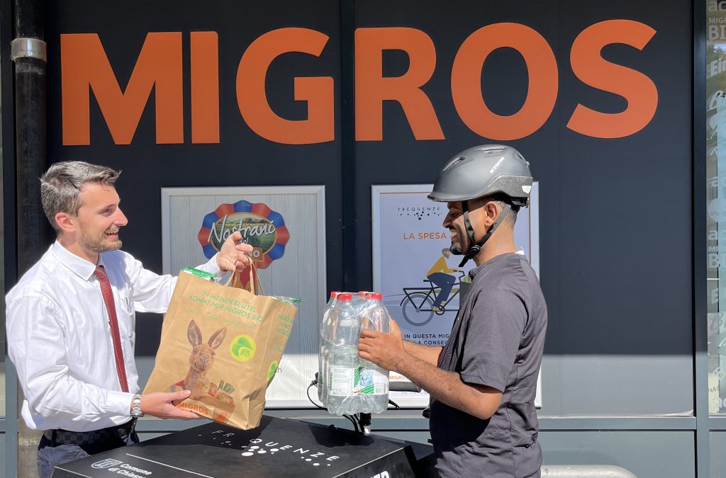 Il momento della consegna al ciclofattorino (Frequenze)