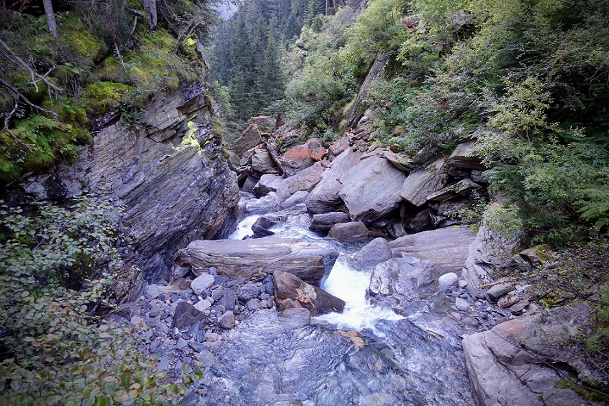 La Calancasca scorre tra un congerie di rocce (Romano Venziani)