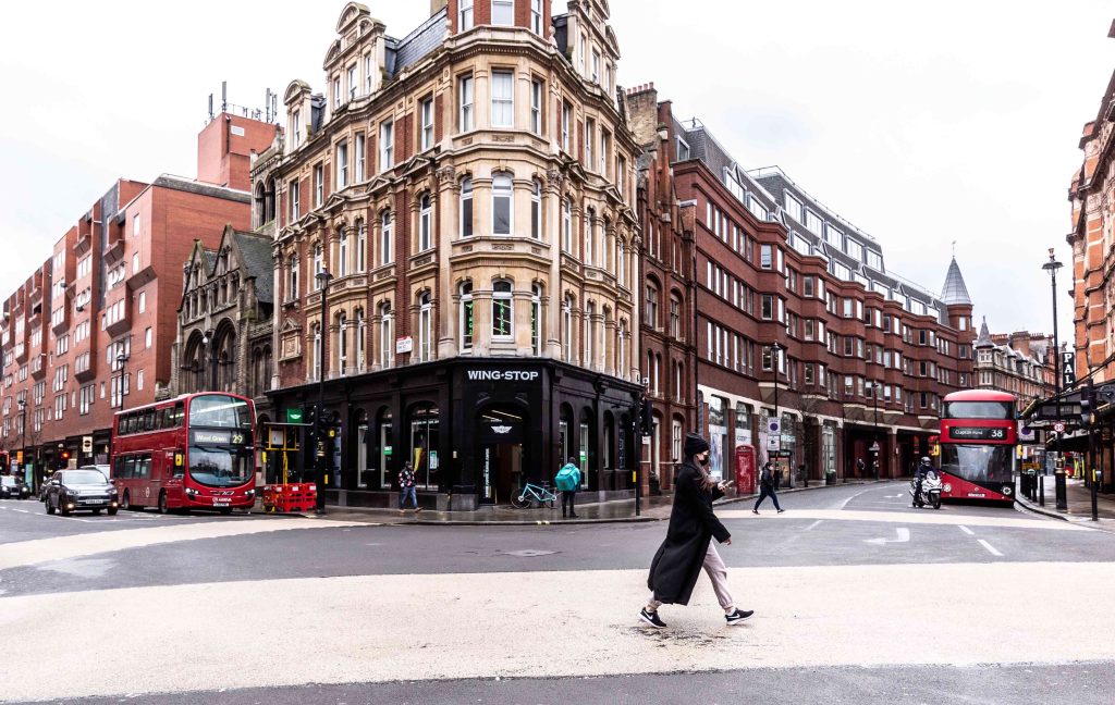 Vie quasi deserte a Londra durante i lockdown (Shutterstock)