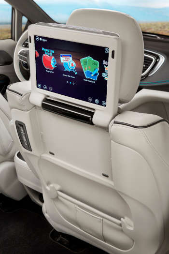 Due touchscreen sono integrati nei poggiatesta