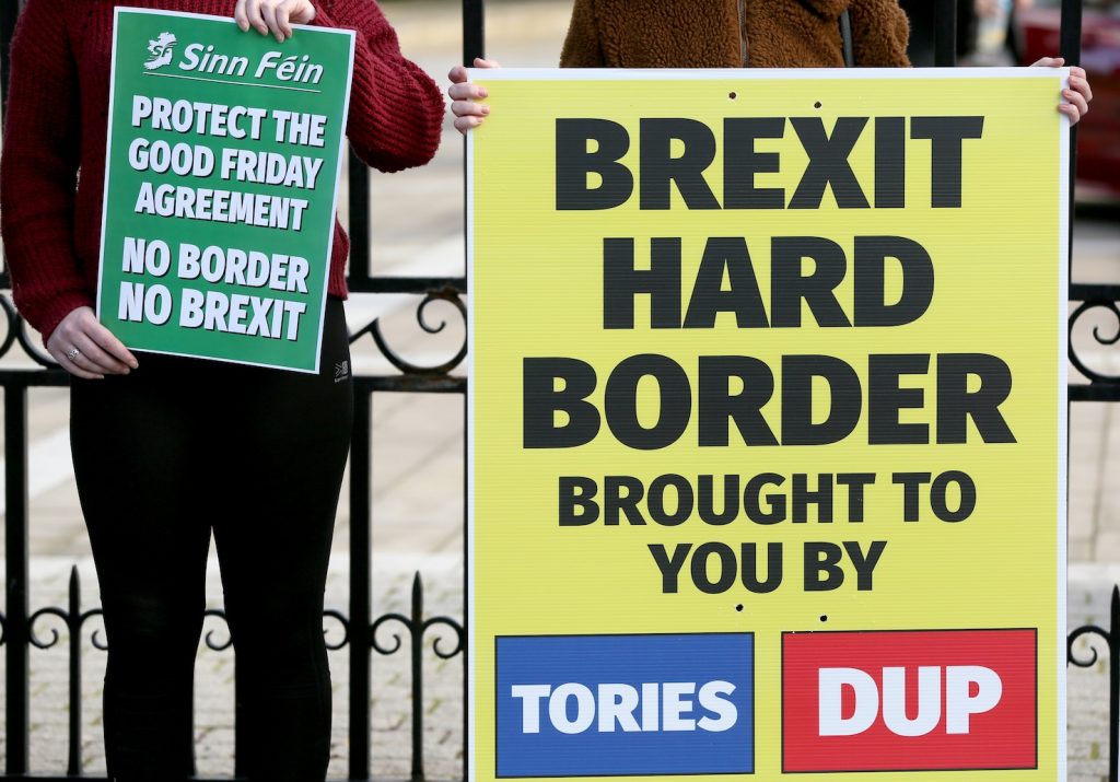 Studenti nordirlandesi manifestano a Belfast contro la Brexit e l’«hard border» (AFP)