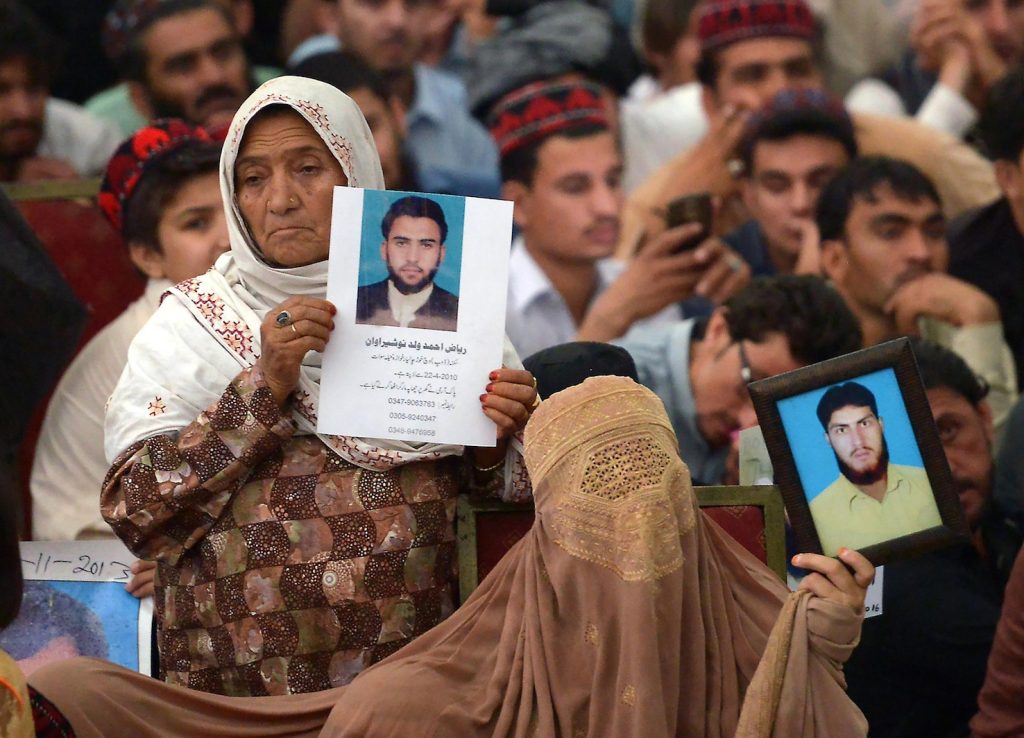 La popolazione pashtun protesta a Peshawar per la scomparsa dei propri familiari (AFP)