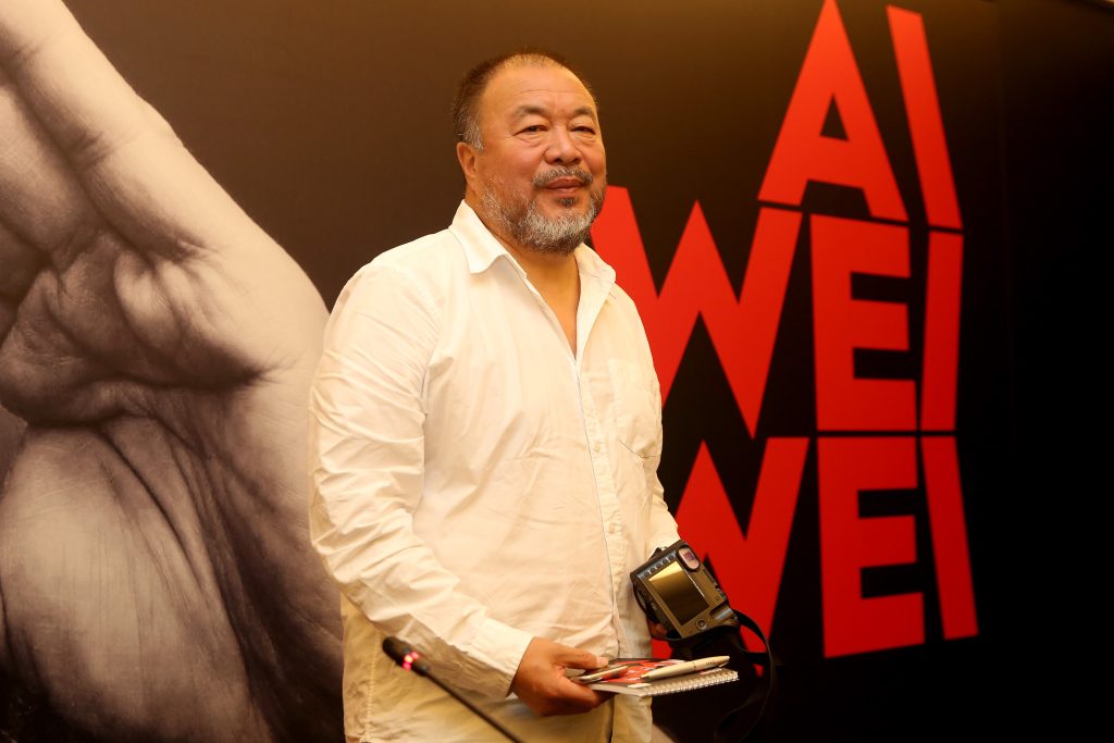 L’artista cinese Ai  Weiwei, 61 anni, vive in Germania dal 2015 ma gira il mondo per allestire mostre delle sue opere (AFP)