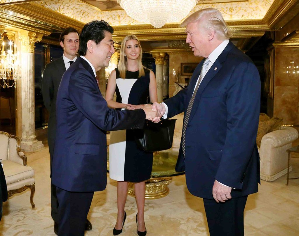 Shinzo Abe è stato il primo leader asiatico a incontrare Trump (AFP)