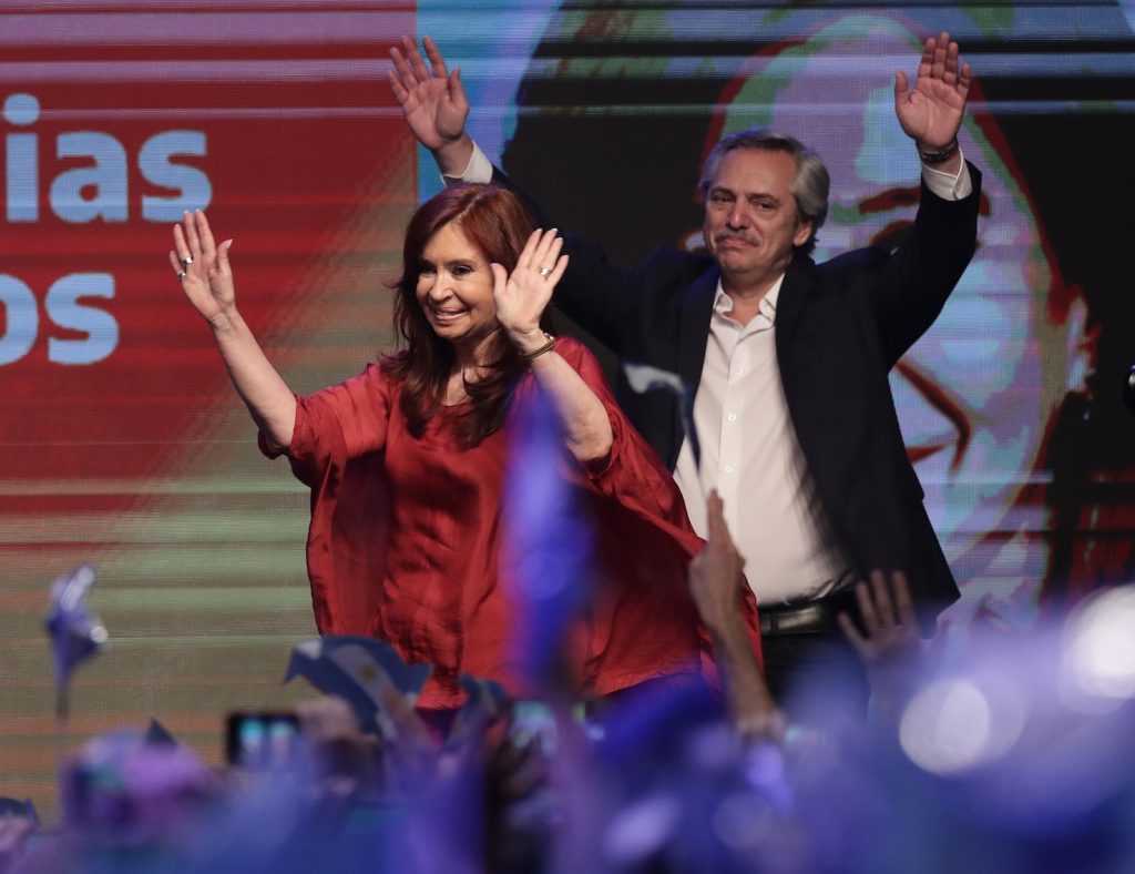 Raggianti dopo la vittoria Cristina Kirchner con il neoeletto presidente Fernandez (AFP)