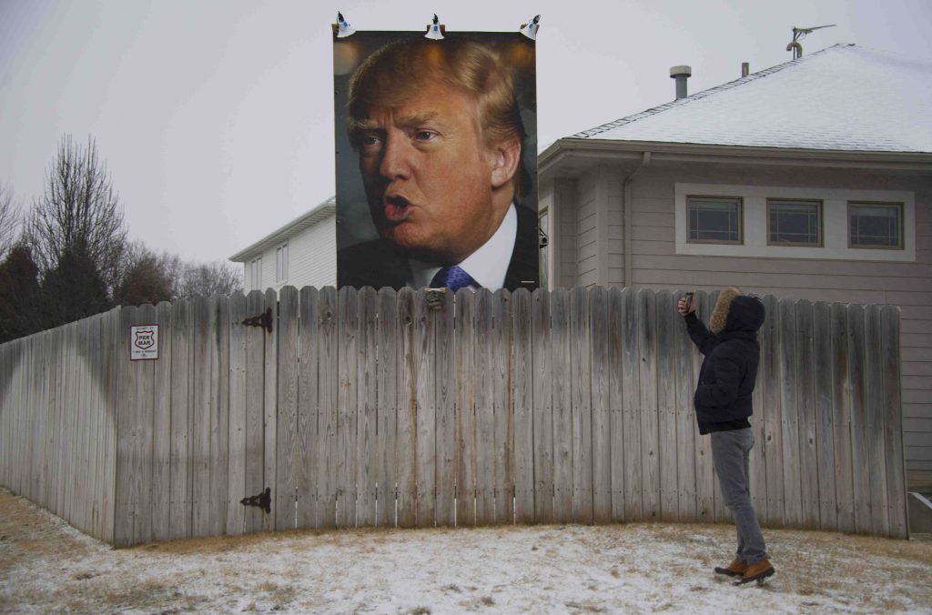 Una gigantografia di Trump in una villetta dell’Iowa (AFP)