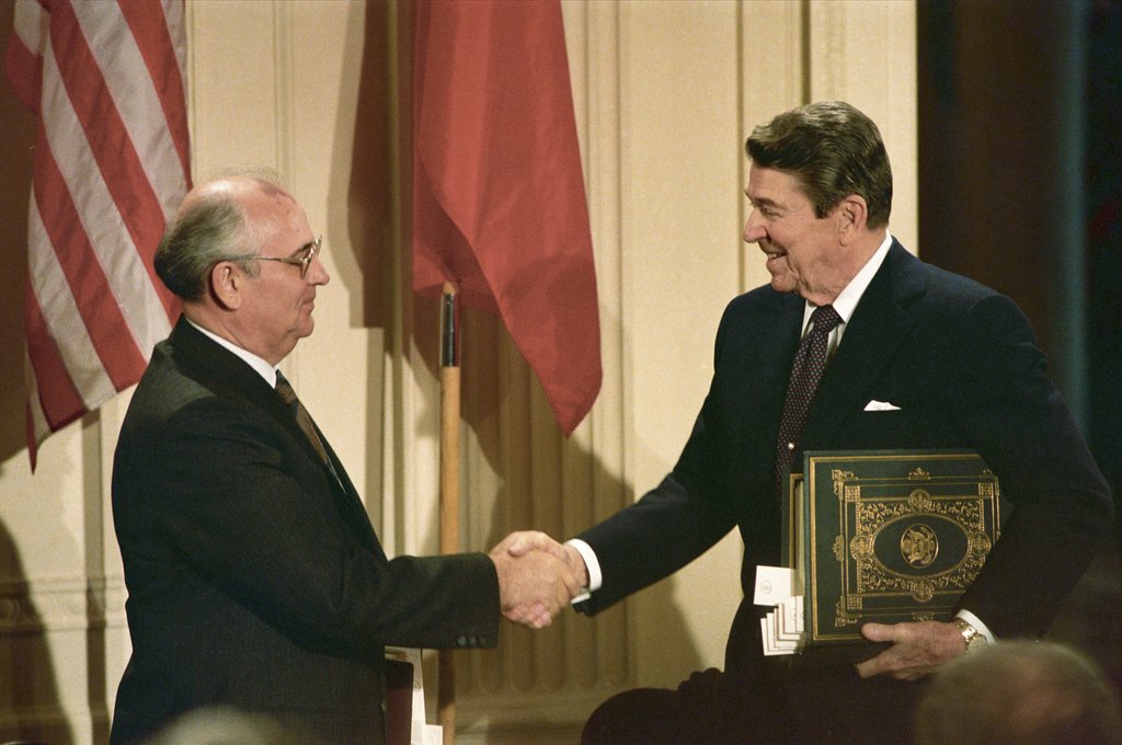 Nel dicembre del 1987 Ronald Reagan e Mikhail Gorbaciov firmarono il patto che metteva al bando i missili a corto e medio raggio (Keystone)
