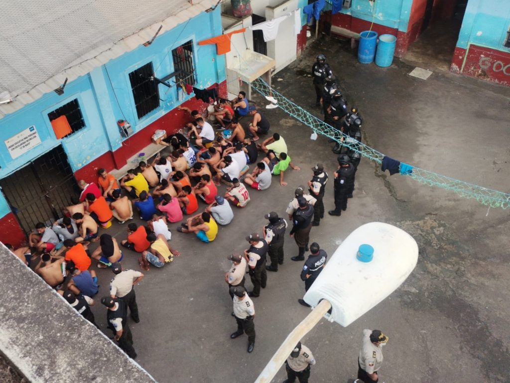 Militari e agenti carcerari cercano di mantenere l’ordine a Guayaquil (AFP)