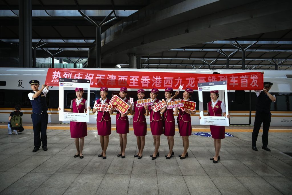 Il «bullet train» appena inaugurato che collega Tianjin a Hong Kong nella stazione di Tianjin Ovest (AFP)
