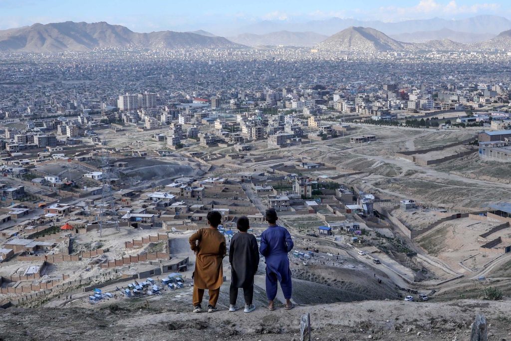 Che cosa ne sarà del Paese dopo il disimpegno occidentale? A lato una veduta di Kabul (Keystone)