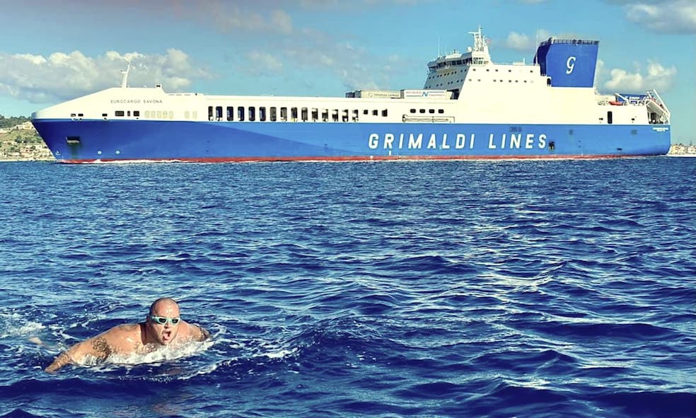 Alessandro Veletta durante l’attraversata dello Stretto di Messina