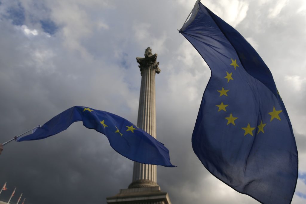 Le bandiere europee sventolano a Trafalgar Square a Londra (AFP)