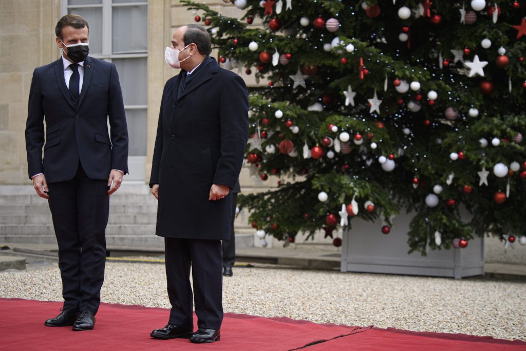 Il presidente francese Macron dà il benvenuto all’Eliseo al suo omologo egiziano al-Sisi (AFP)