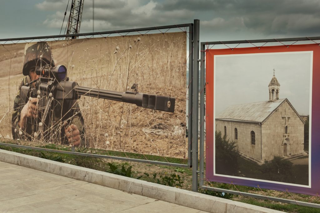 Propaganda militare e chiesa armena in una città dell’enclave nel NK (Didier Ruef)