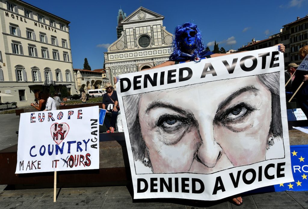In piazza a Firenze i no Brexit protestano in occasione della presenza di Theresa May (AFP)