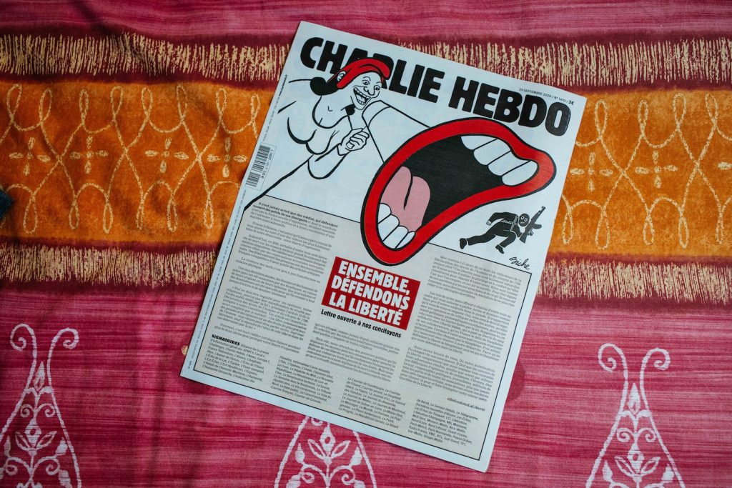 L’edizione del giornale con la ripubblicazione delle vignette (AFP)