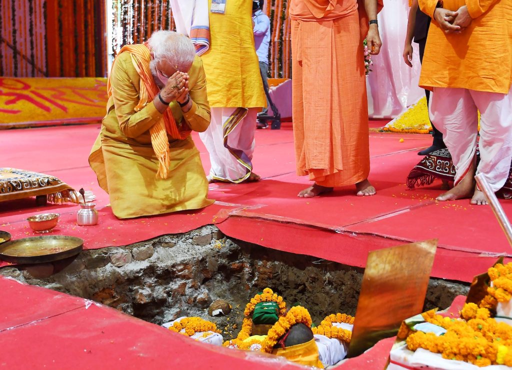 Narendra Modi si accinge a porre la prima pietra delle fondamenta del nuovo tempio dedicato alla divinità Ram (AFP)
