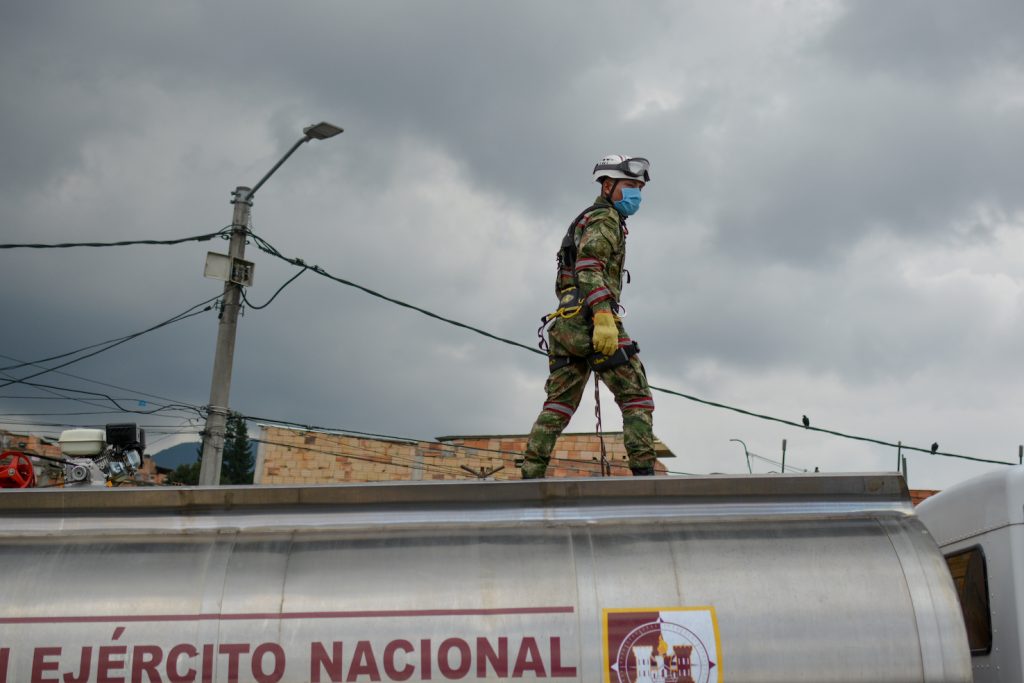 Soldato colombiano impegnato nella disinfezione (AFP)