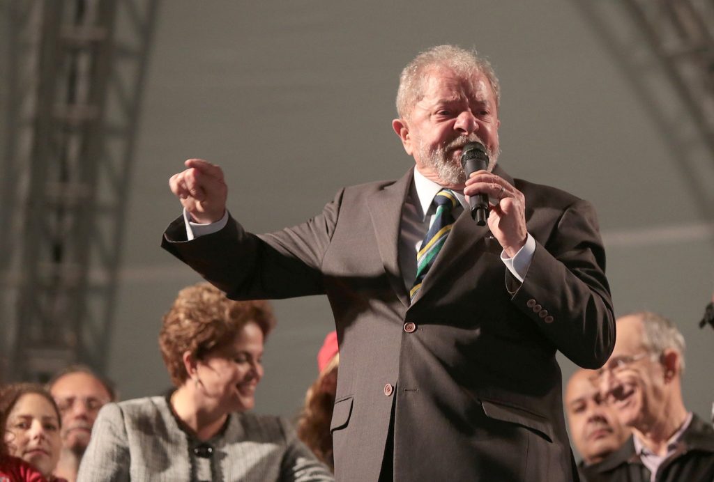 Lula da Sila si rivolge ai suoi sostenitori dopo l’interrogatorio (AFP)