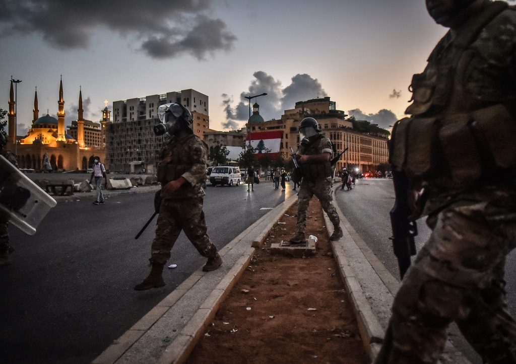 Polizia antisommossa durante le manifestazioni di protesta contro il governo dopo l’esplosione di Beirut (AFP)