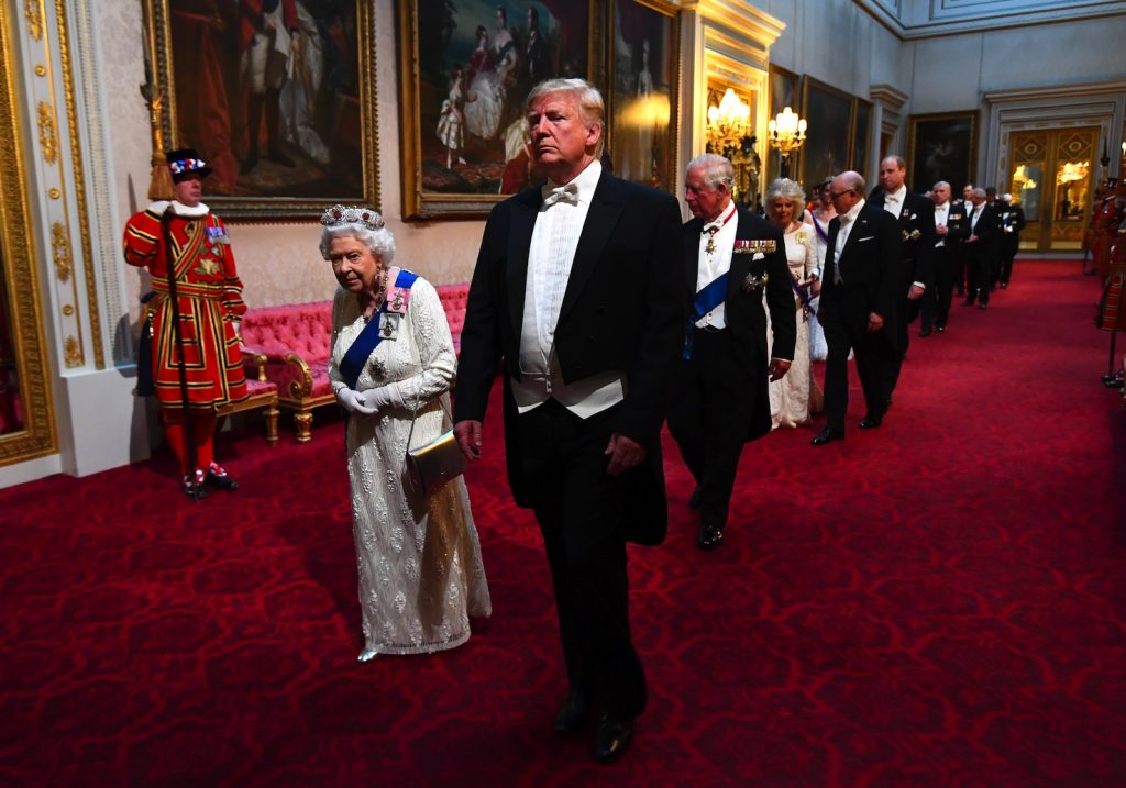 Sua Maestà la Regina Elisabetta con Donald Trump in occasione dello State Banquet che si è svolto a  Buckingham Palace (AFP)