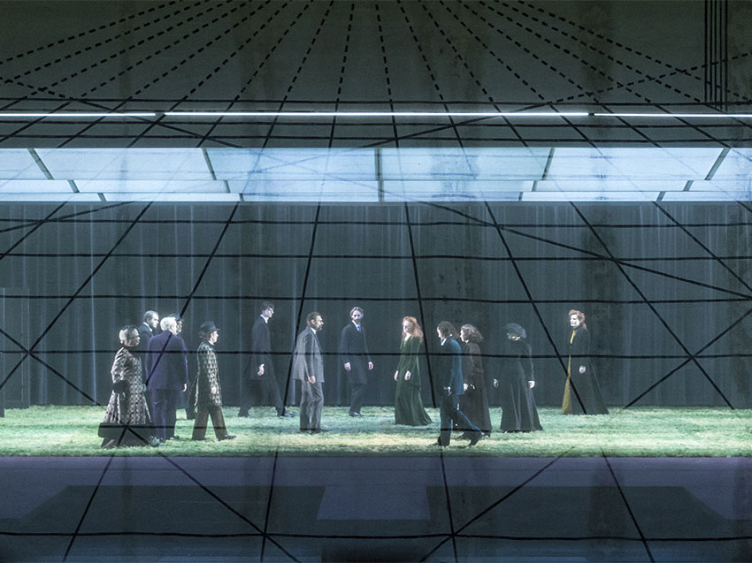 Un momento collettivo dello spettacolo in scena al Piccolo Teatro di Milano (piccoloteatro.org)