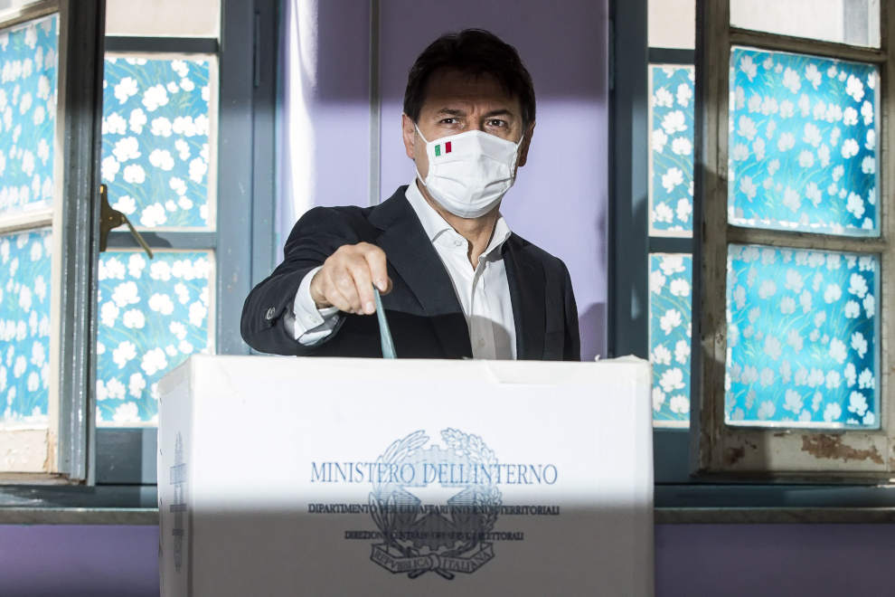 Dopo il voto Giuseppe Conte vede allontanarsi il rischio di una caduta del governo (Keystone)