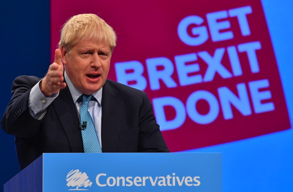 Boris Johnson rilancia il suo slogan «get Brexit done» accolto da un’ovazione dal congresso Tory a Manchester (AFP)