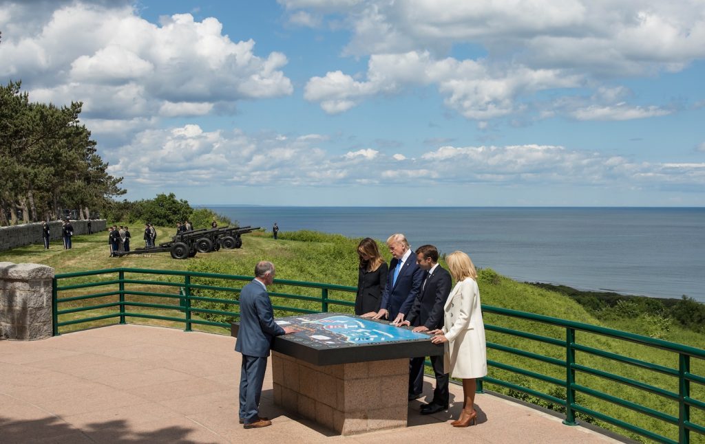 I coniugi Trump e i coniugi Macron alle commemorazioni del 75.esimo dello sbarco alleato in Normandia (AFP)