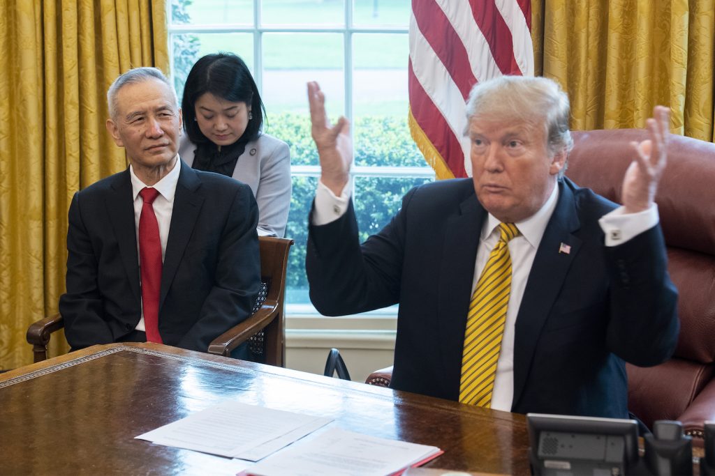 Donald Trump nell’Ufficio ovale della Casa Bianca con il vice presidente cinese Liu He (AFP)