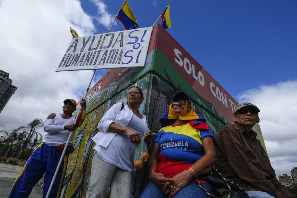 Supporters di Guaidó partecipano a una marcia di protesta al confine con la Colombia (AFP)