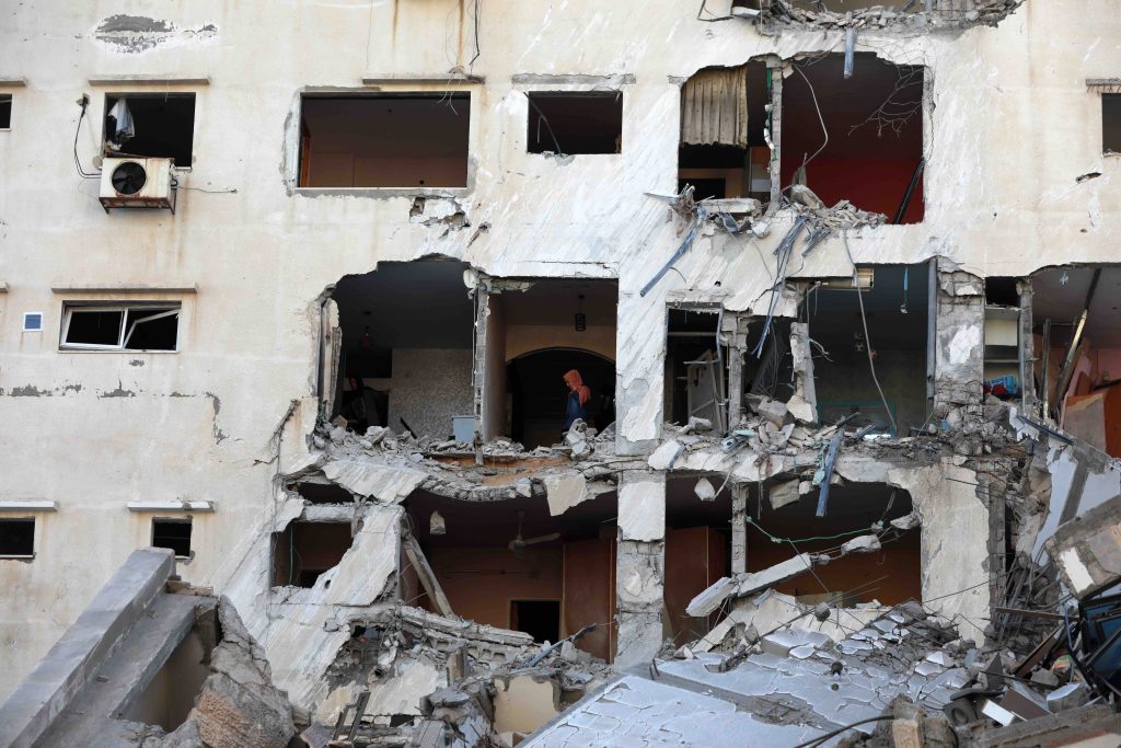 Tra le macerie di Gaza. Lo scontro è sempre stato impari (Shutterstock)