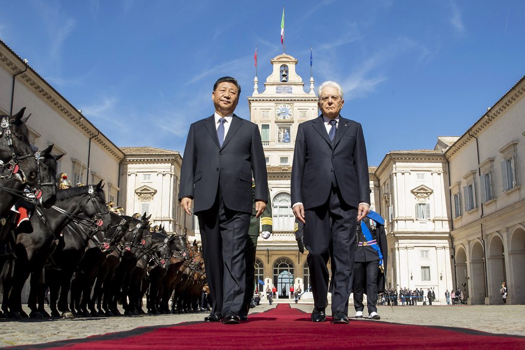 Il presidente cinese Xi Jinping con il capo di Stato italiano Mattarella davanti al Quirinale (AFP)