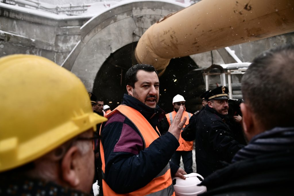 Matteo Salvini visita uno dei cantieri del progetto ferroviario (AFP)
