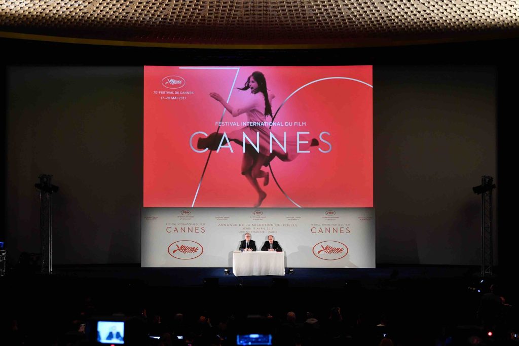 Thierry Frémaux e Pierre Lescure davanti alla locandina del Festival (Keystone)