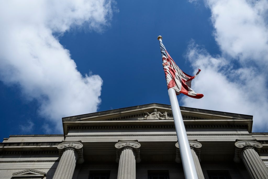 La bandiera americana sventola fuori dal Dipartimento di Giustizia a Washington (AFP)