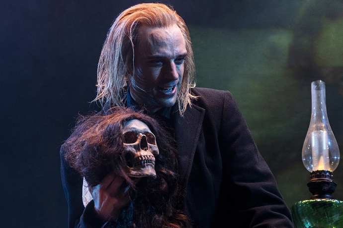 Fausto Cabra in una scena de La tragedia del vendicatore al Teatro Piccolo di Milano (Marsiar Pasquali)