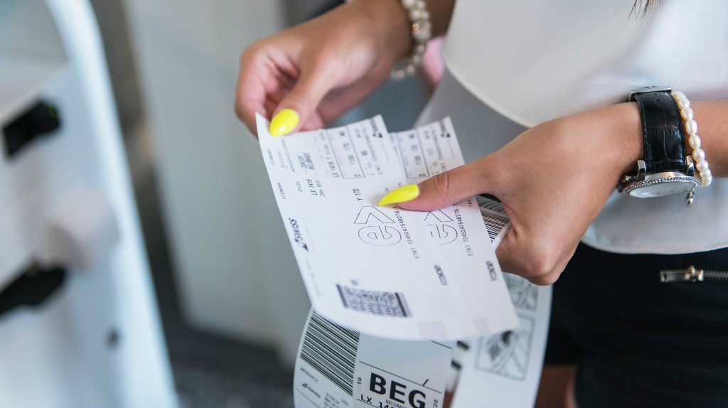 Tra le varie misure previste, una sovrattassa sui biglietti aerei (Keystone)